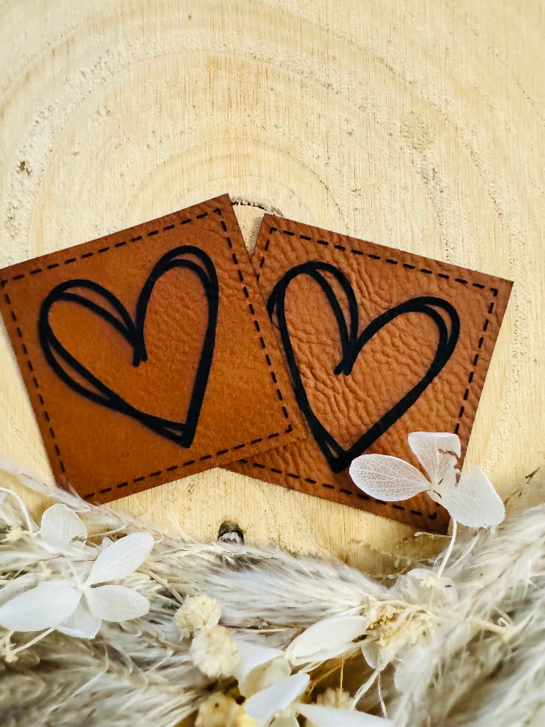 superweiches braunes Kunstlederlabel mit einem abgebildeten doppelten Herzen