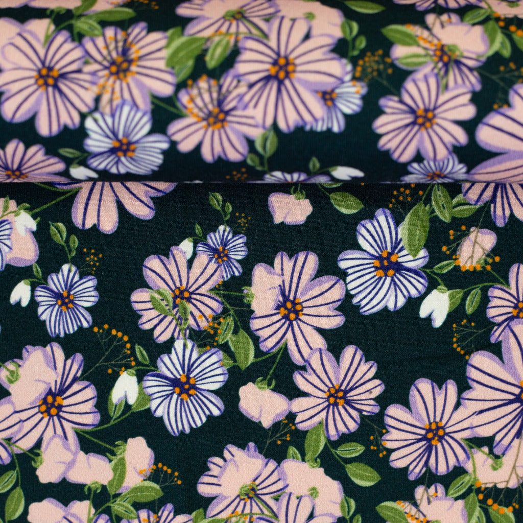 Viskose Jersey Stoff mit Blumenmotiven auf dunkelblauem Untergrund