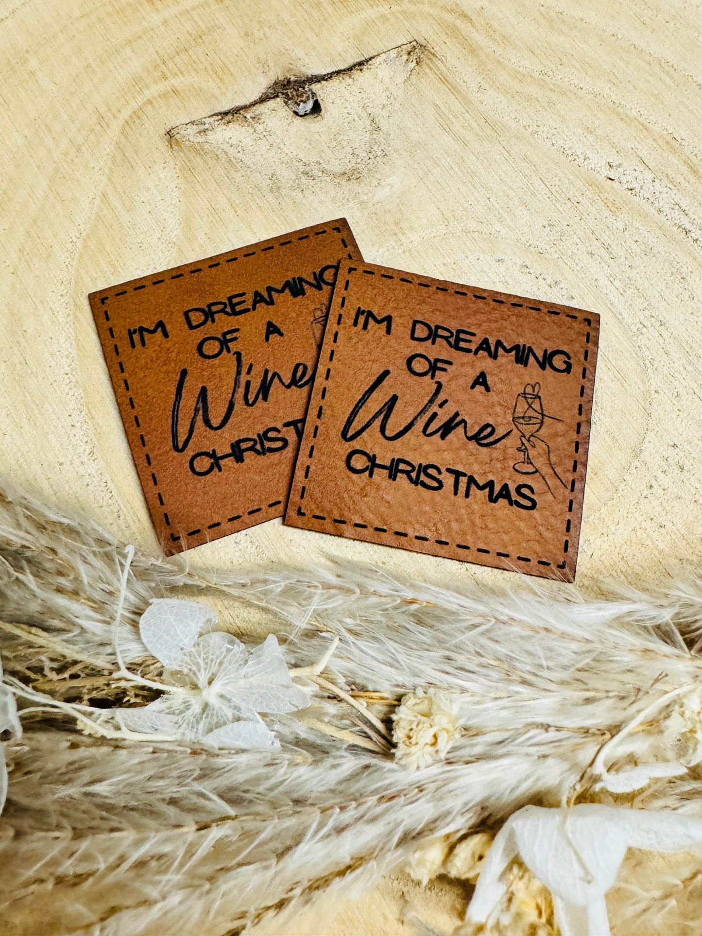 braunes christmas kunstlederlabel mit dem spruch im dreaming of a wine christmas