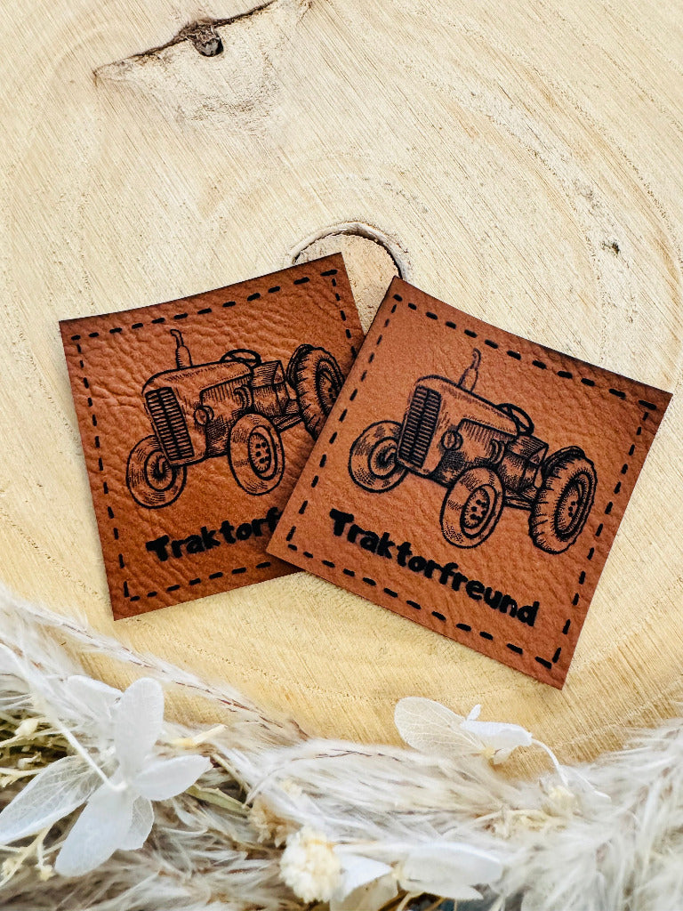 superweiches braunes Kunstlederlabel mit dem Spruch Traktorfreund und einem Traktor abgebildet