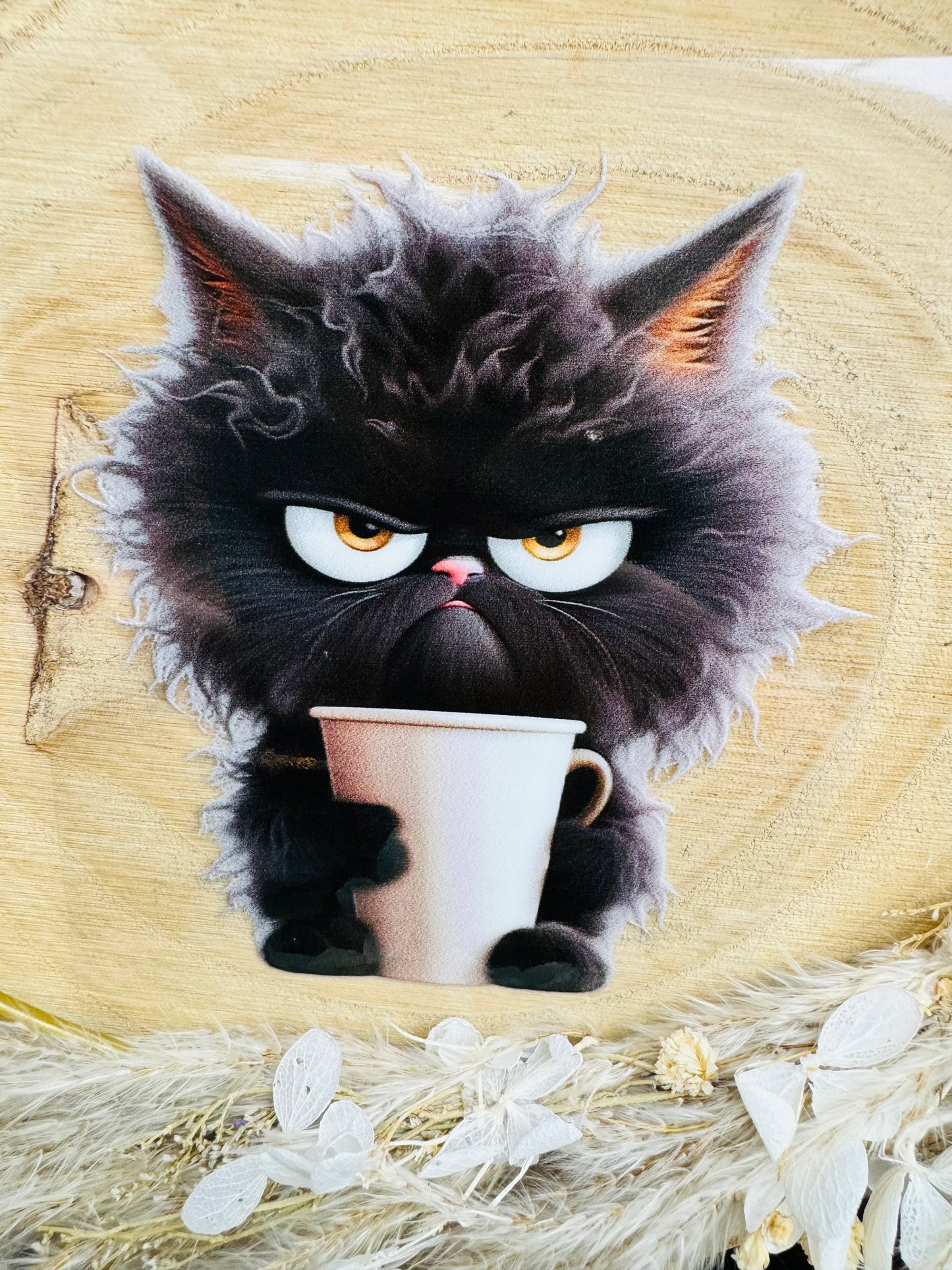UV-Sticker mit einer knuffig schauenden kleinen schwarzen Katze die einen Kaffee Becher festhält