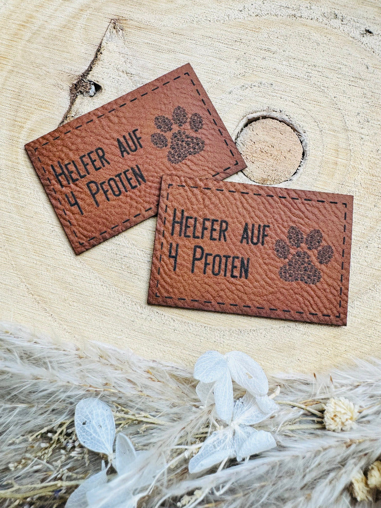 superweiches braunes Kunstlederlabel mit dem Spruch Helfer auf 4 Pfoten und einer Tatze abgebildet