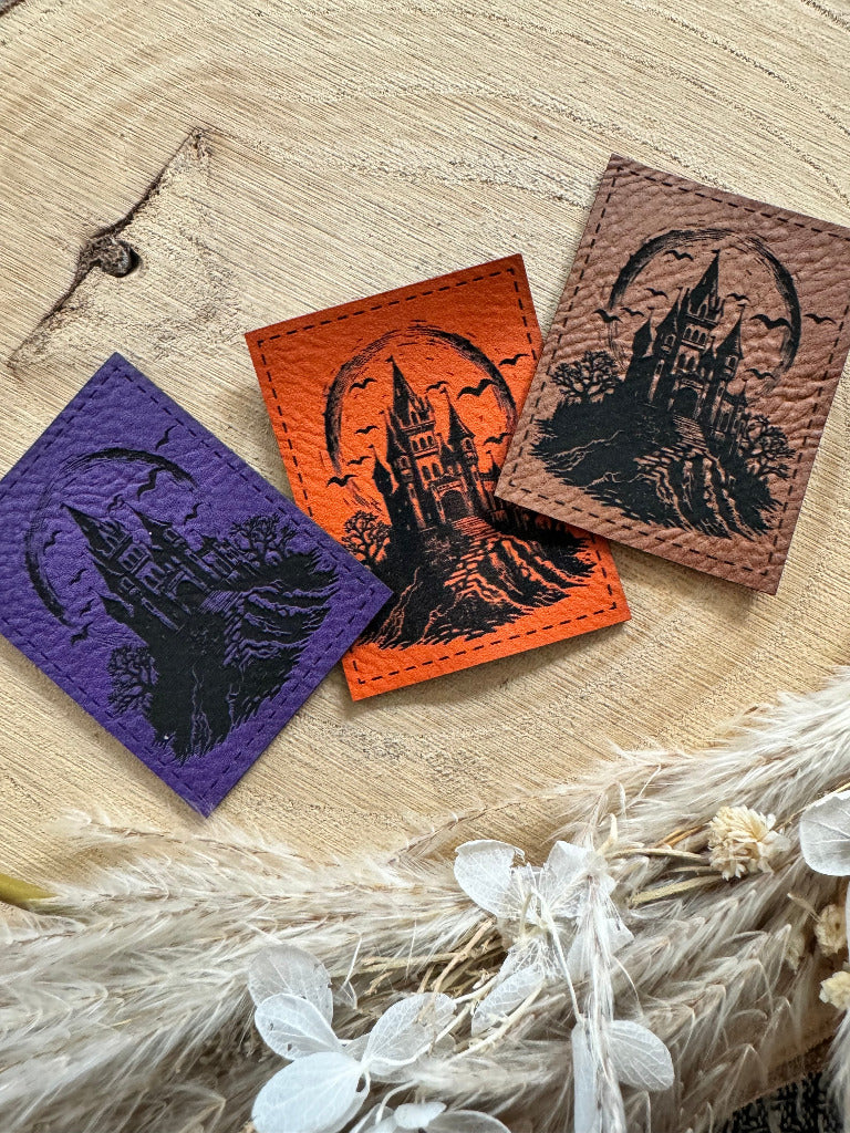 weiche Kunstleder Label in drei Farben mit einem mystischen Schloss abgebildet
