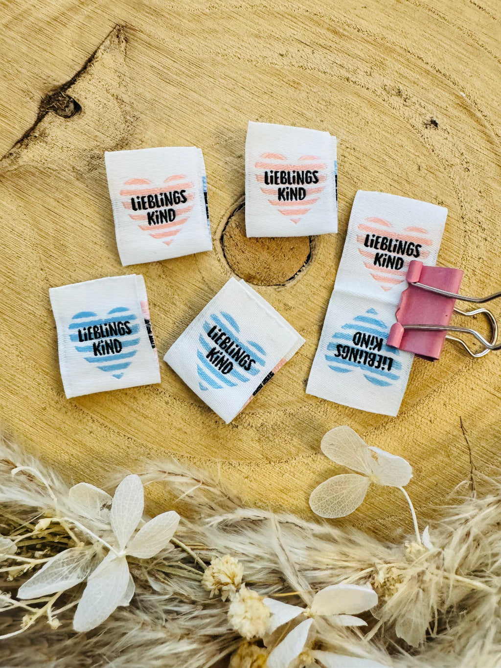 weisses Weblabel mit der Aufschrift Lieblingsmensch und je einem blauen und rotem Herzen