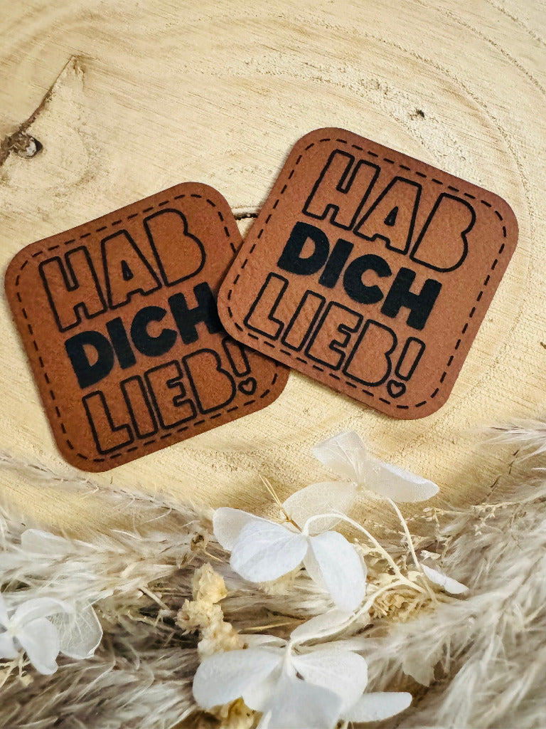 superweiches braunes Kunstlederlabel mit dem Spruch Hab Dich Lieb Ausrufezeichen