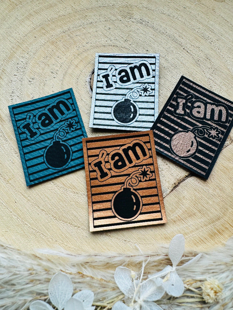 Label in Metallic Optik in 4 Farben mit Spruch I am Explosiv