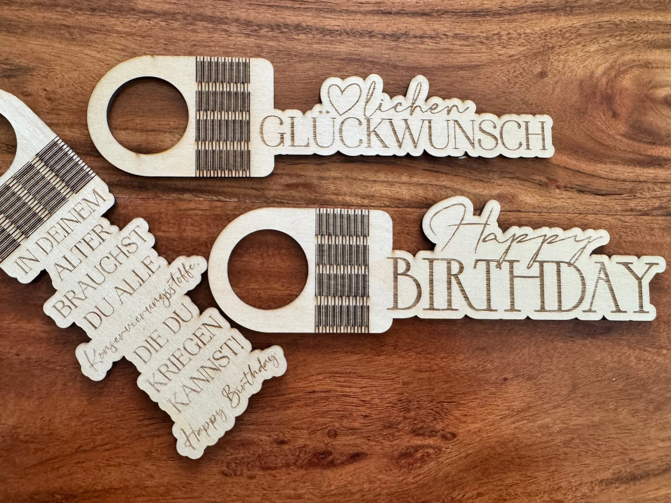 flexible Flaschenanhänger aus lasergravierten Birkenholz in verschiedenen Motiven