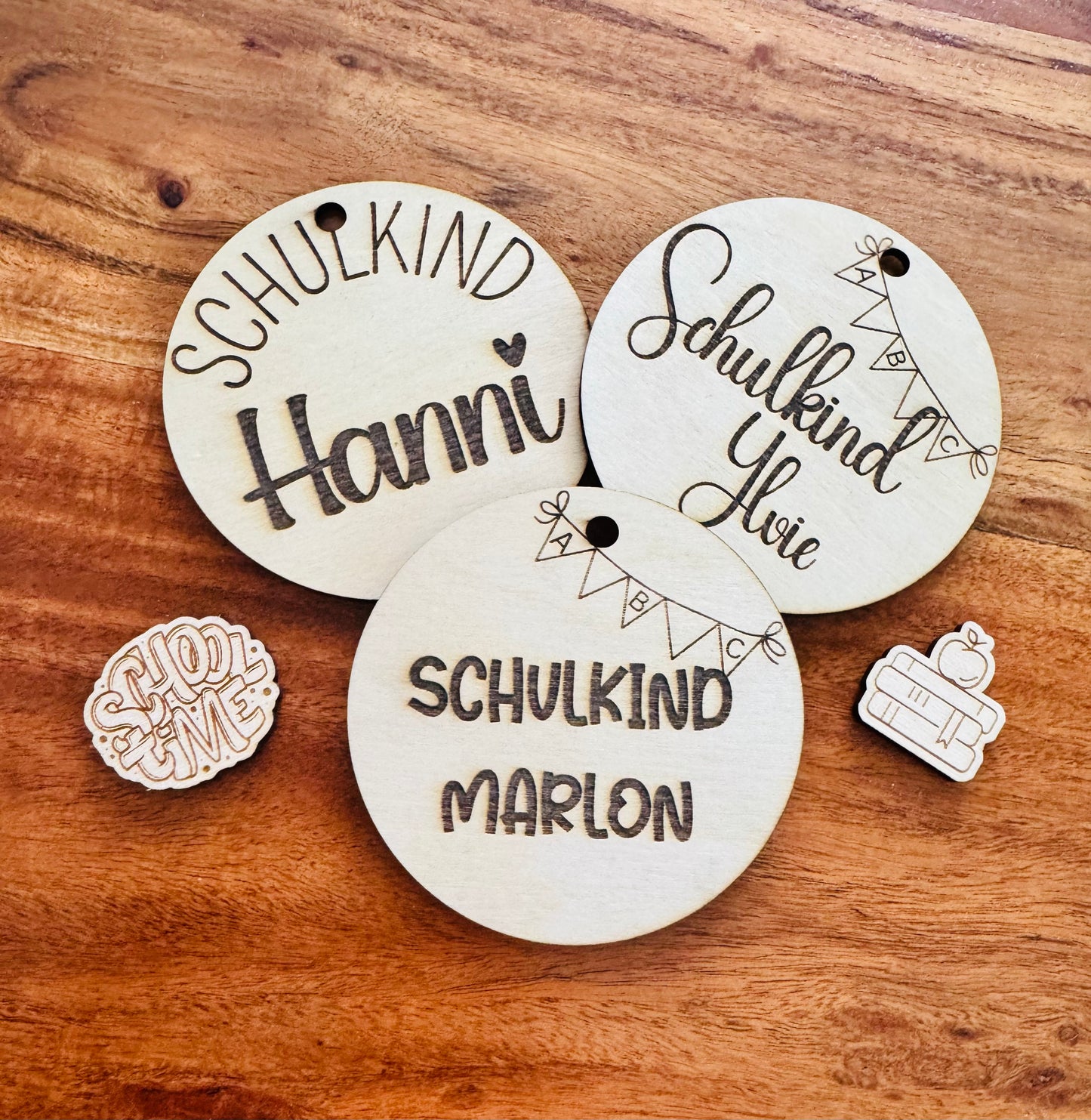 Schultüte Anhänger aus Birke - personalisierbar-