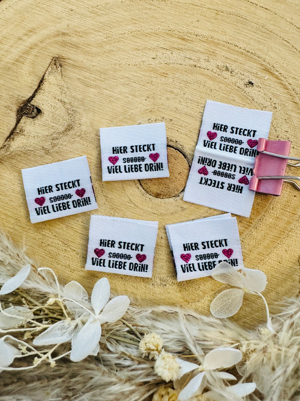 weisses Weblabel mit dem Spruch Hier steckt sooo viel Liebe drin Ausrufezeichen in schwarzer Schrift mit zwei roten herzen