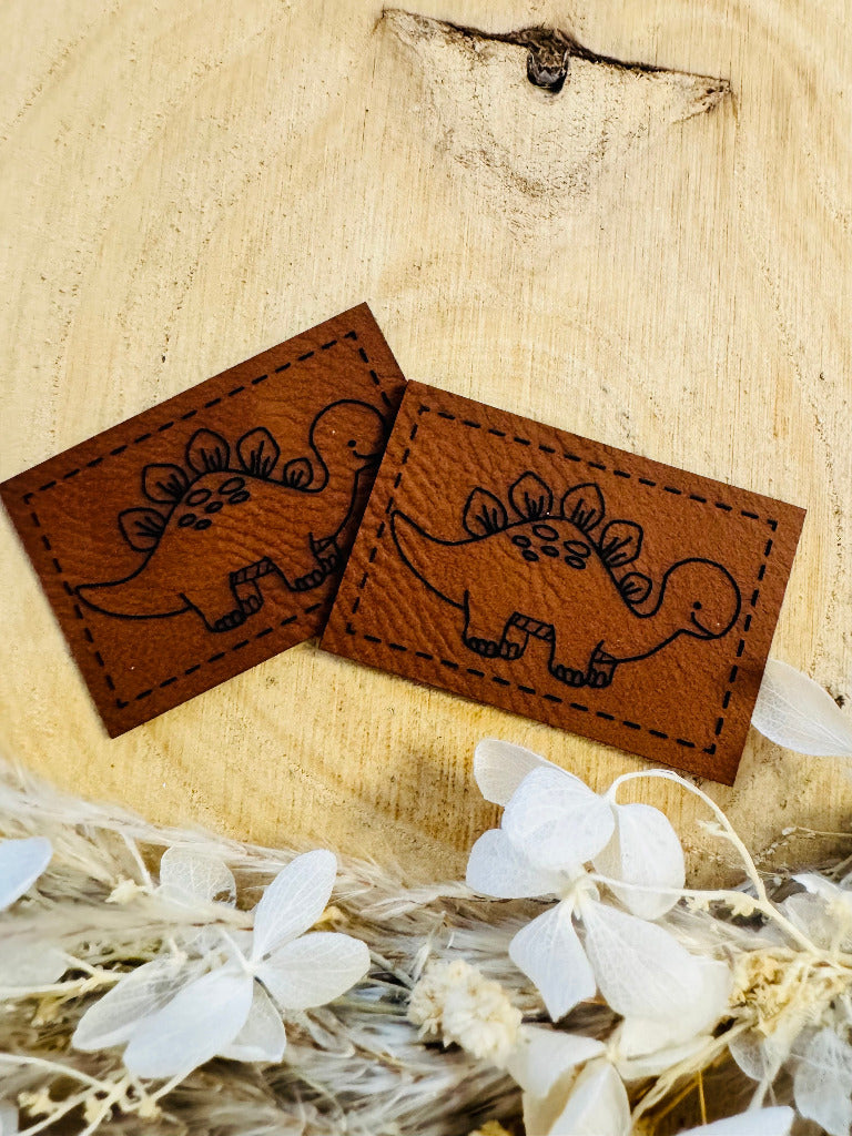 superweiches braunes Kunstlederlabel mit einem kleinen Dino abgebildet
