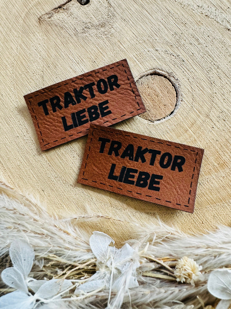 superweiches braunes Kunstleder Label mit dem Spruch Traktor Liebe in schwarzer Schrift