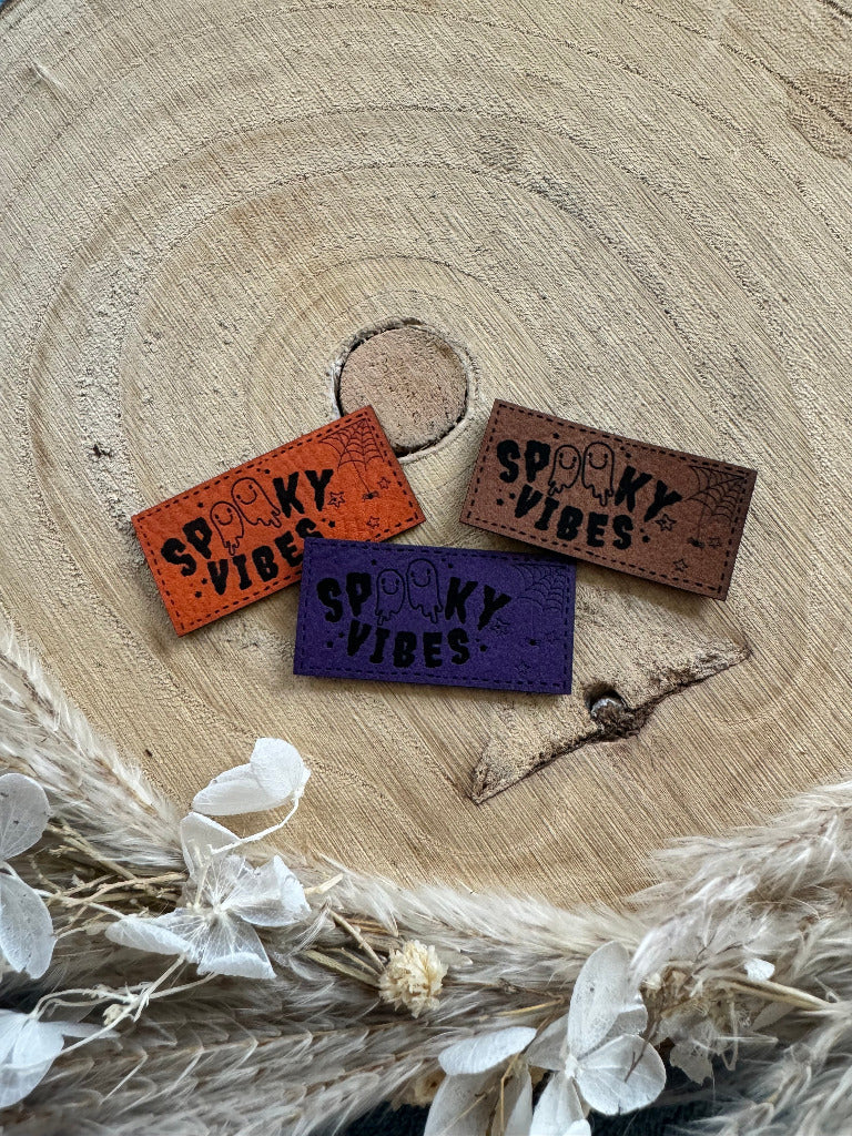 superweiches Kunstlederlabel in drei Farben mit dem Spruch Spooky Vibes