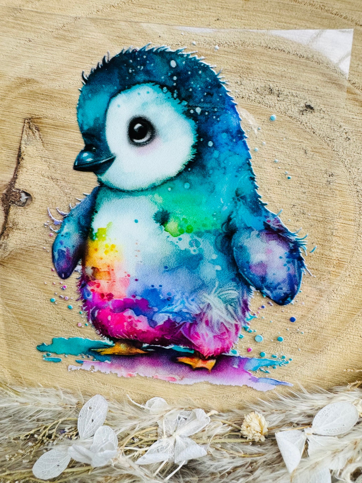 UV-Sticker mit einem kleinen niedlichen Pinguin in bunten Aquarell Farben