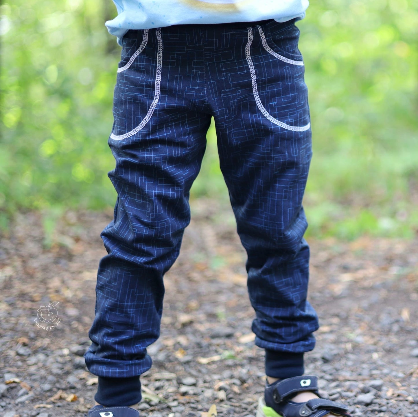 Beispielbild einer Kinderhose mit dem Fakeleinen Marine Stoff