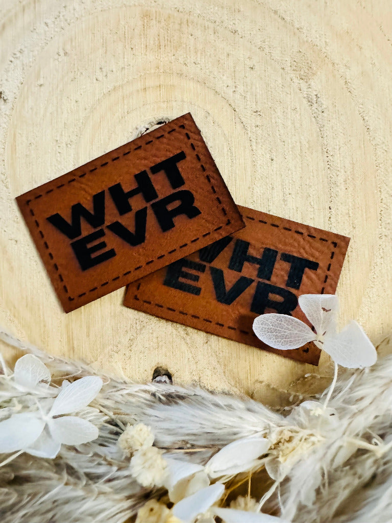 superweiches braunes Kunstlederlabel mit den Buchstaben WHT EVR