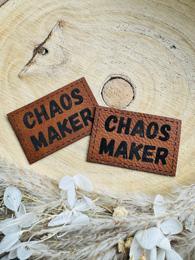 superweiches braunes Kunstlederlabel mit dem Spruch CHAOS MAKER in schwarzer Schrift