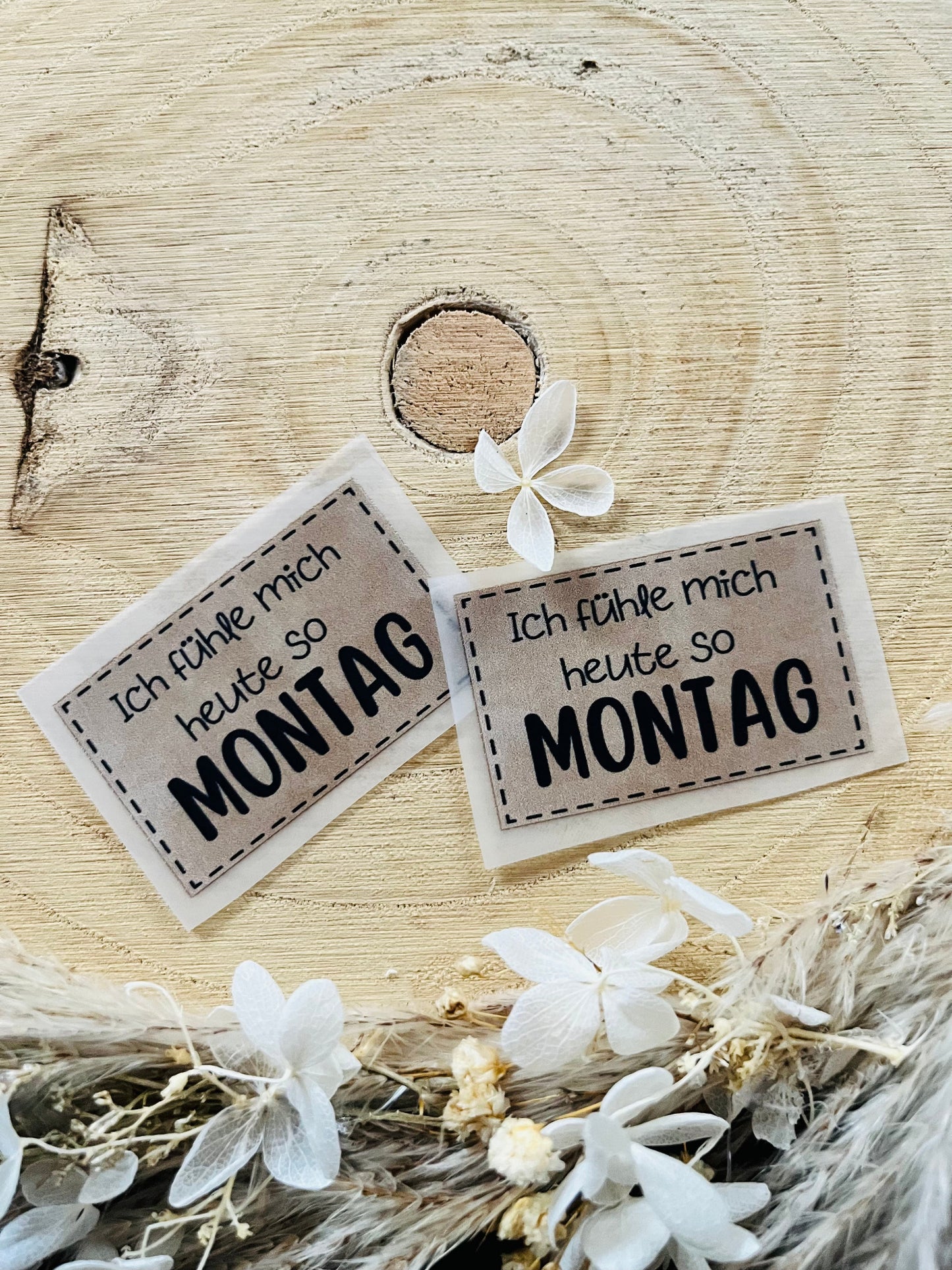 hellbraunes Bügellabel mit dem Spruch Ich fühle mich heute so MONTAG in schwarzer Schrift