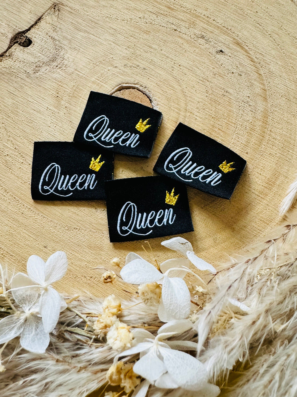 schwarzes Weblabel mit dem Spruch Queen in weisser Schrift und einer goldenen Krone