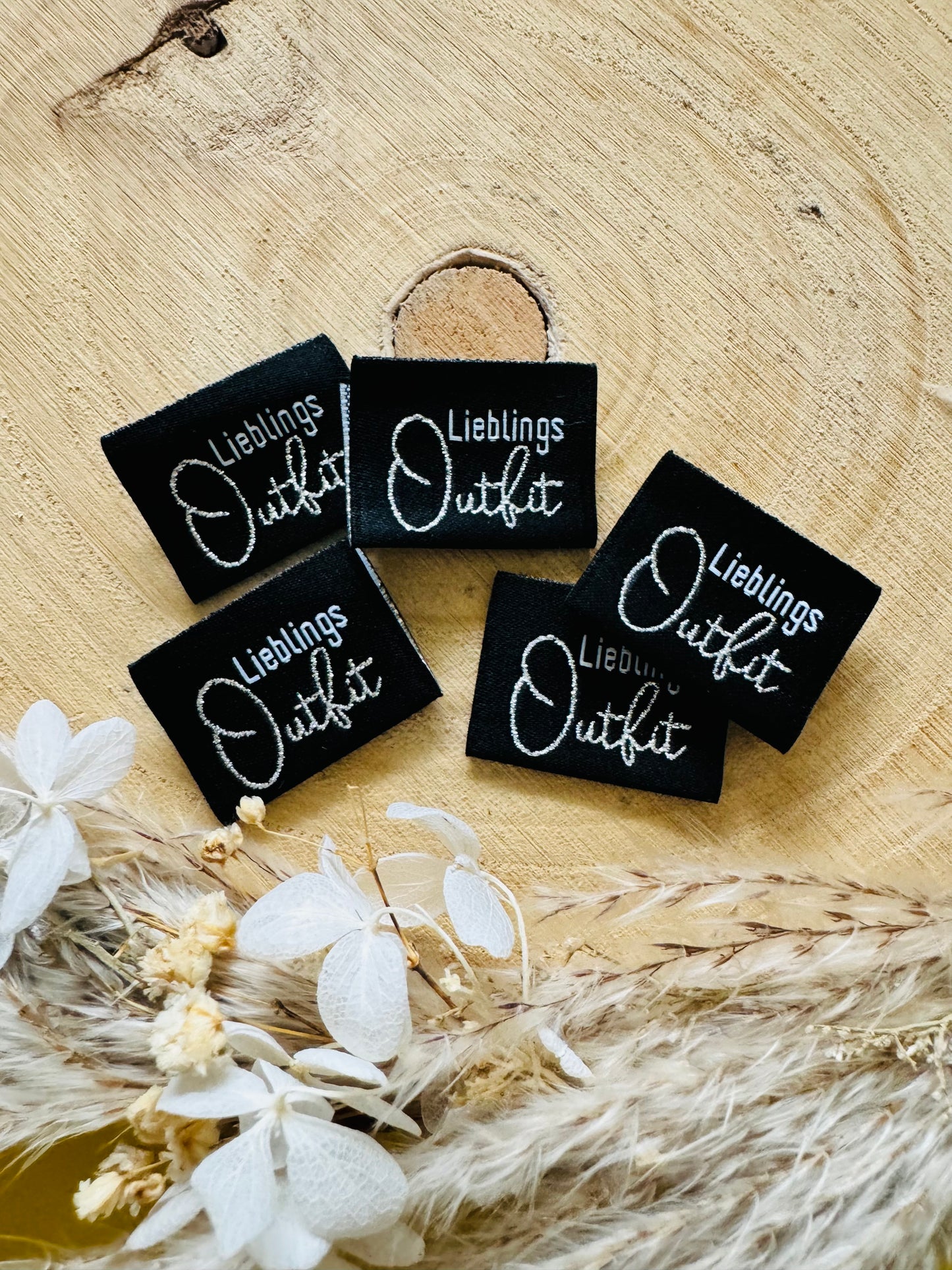 schwarzes eblabel mit dem Spruch Lieblings Outfit in silberner Schrift