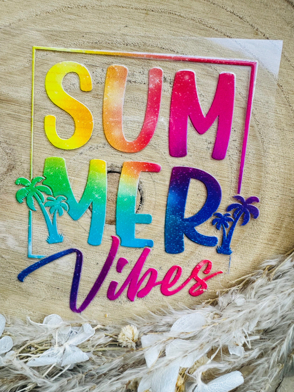 UV-Sticker mit dem Spruch Summer Vibes in karibischen leuchtenden farben