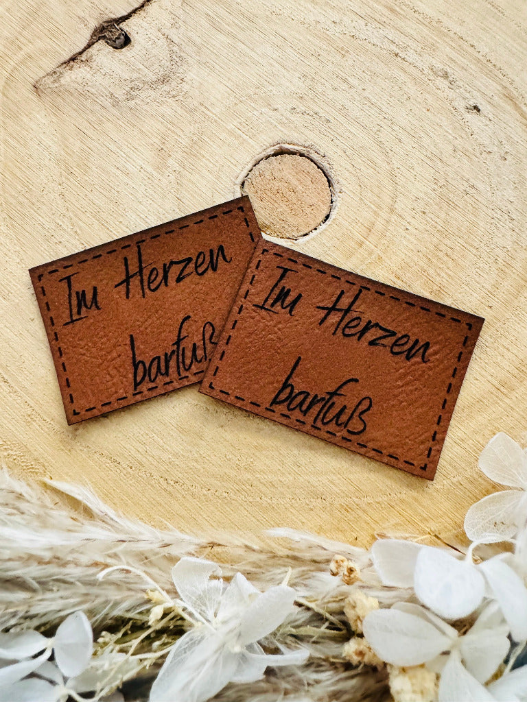 superweiches braunes Kunstlederlabel mit dem Spruch Im Herzen barfuß