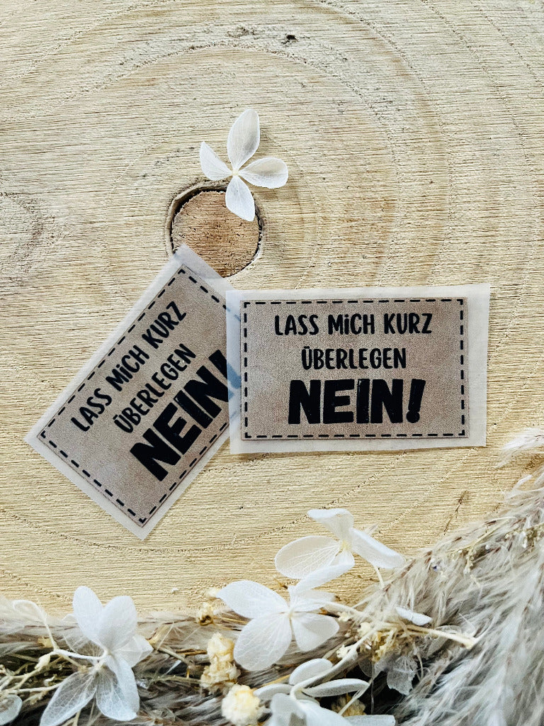 hellbraunes Bügellabel mit dem Spruch Lass mich überlegen NEIN Ausrufezeichen