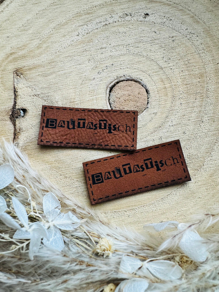 superweiches braunes Kunstlederlabel mit dem Spruch Bautastisch in schwarzen Buchstaben