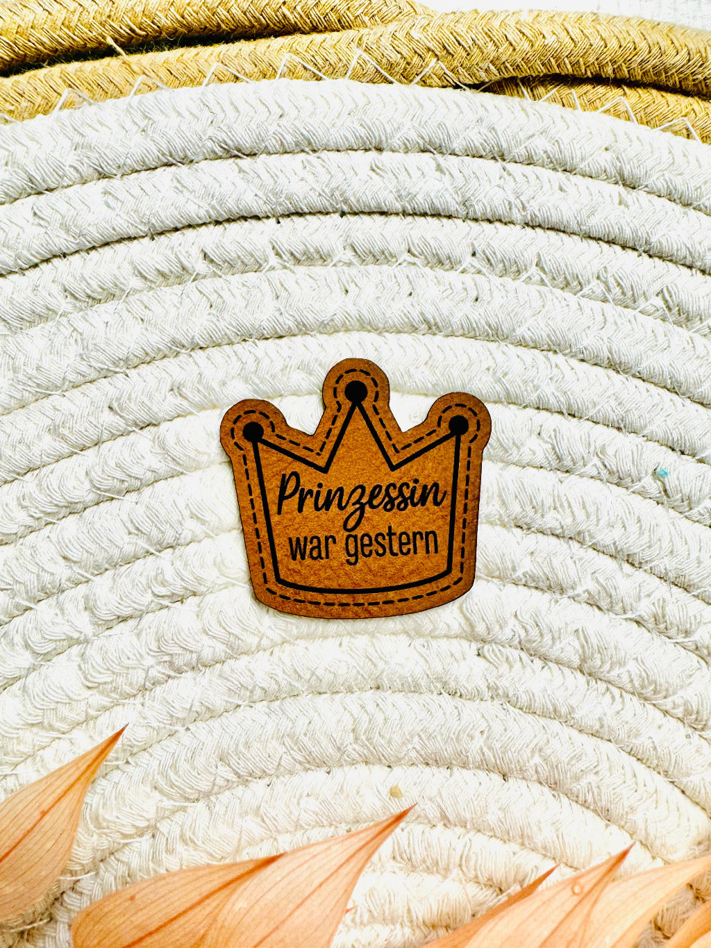 neues superweiches braunes Kunstlederlabel mit dem Spruch Prinzessin war gestern und einer Krone abgebildet