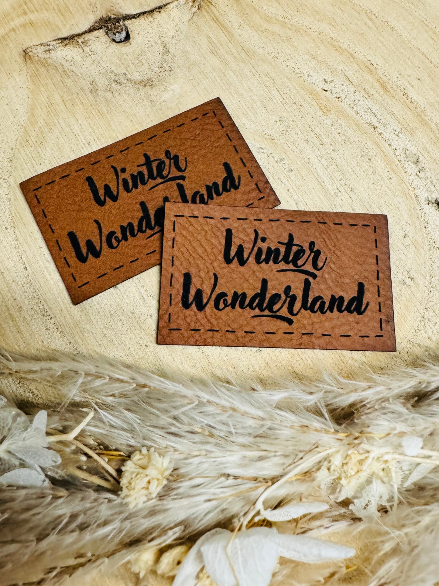 braunes christmas kunstlederlabel mit dem spruch winter wonderland