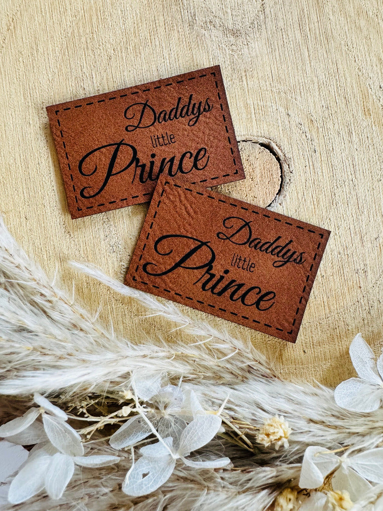 superweiches braunes Kunstlederlabel mit dem Spruch Daddys little Prince in schöner schwarzer Schrift