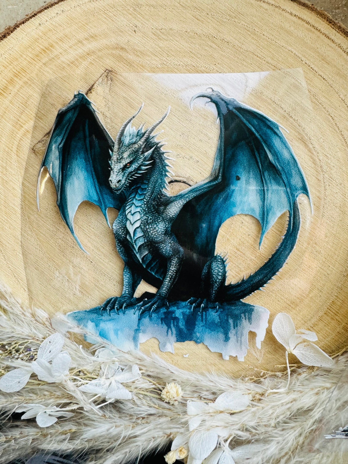 UV-Sticker mit einem die Flügel schwingenden Drachen in Farbe blau
