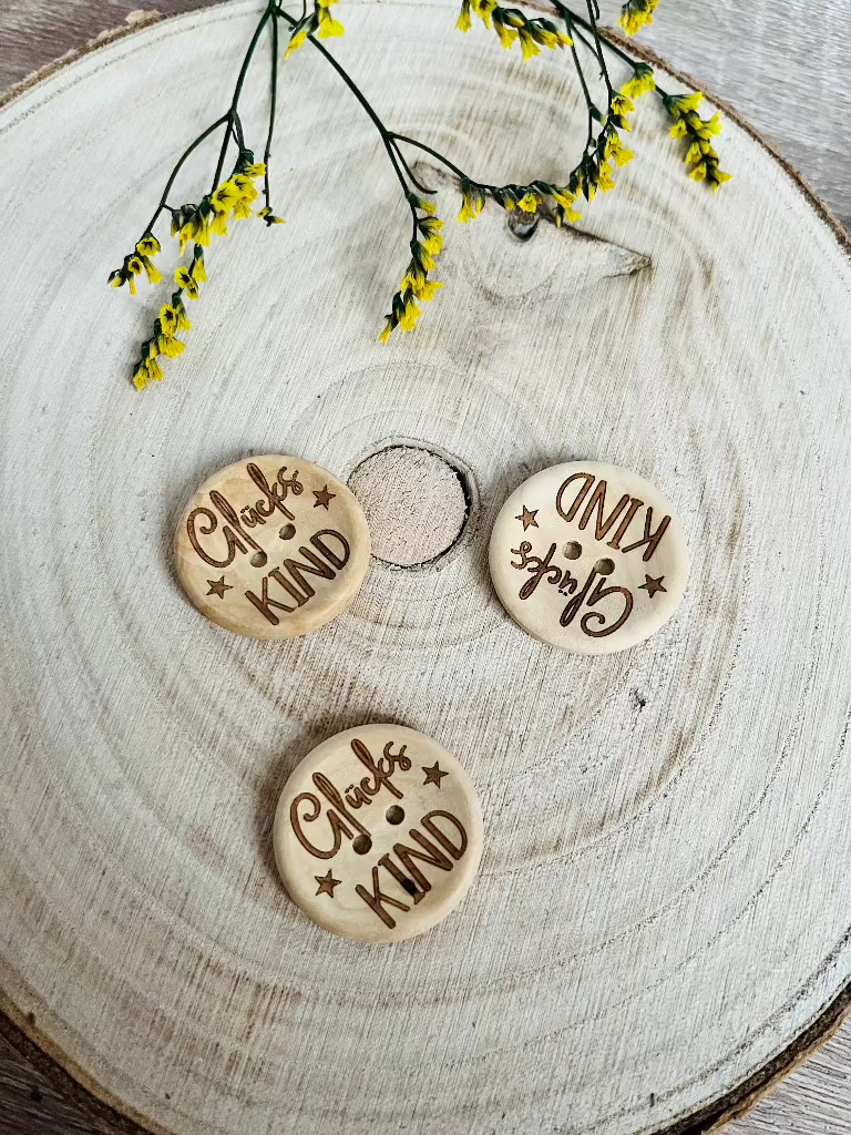 Holzknopf rund mit dem Spruch Glücks Kind