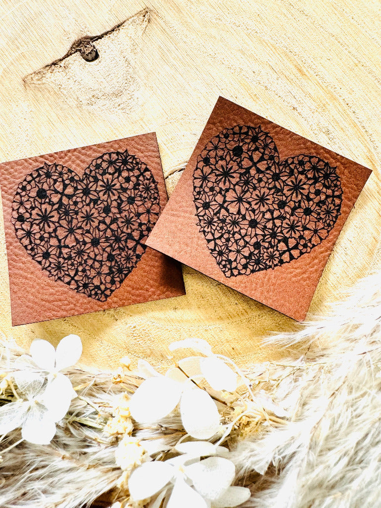 superweiches braunes kunstlederlabel mit einem herz aus blumen abgebildet