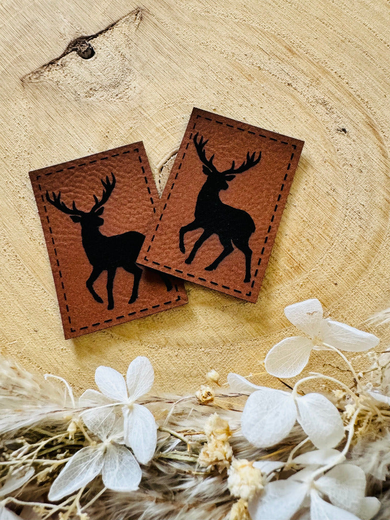 superweiches braunes Kunstlederlabel mit einem stehenden Hirsch abgebildet