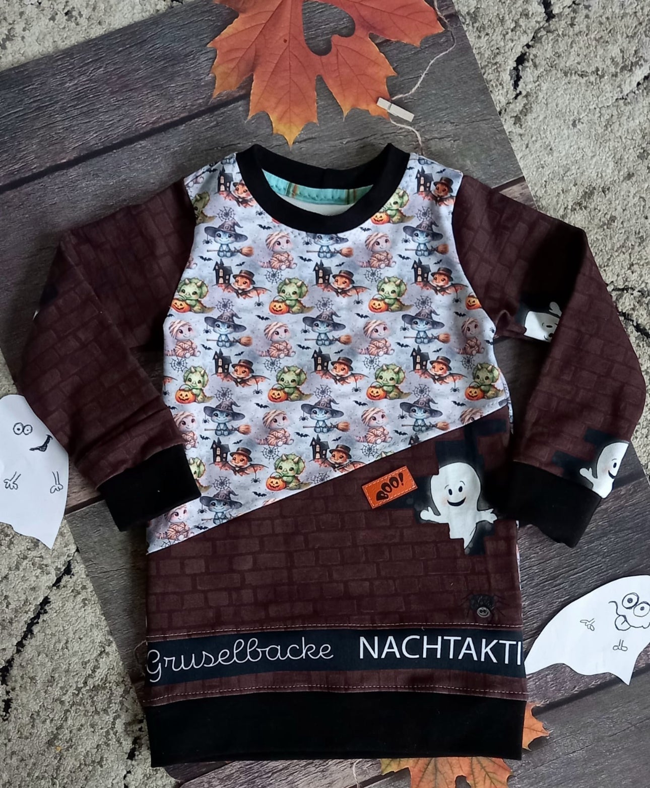 Bild eines selbst genähten Kinder Pullovers mit dem Hlloween Dino Motiv