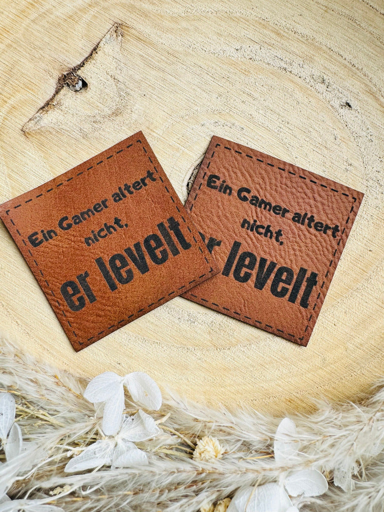 superweiches braunes Kunstlederlabel mit dem Spruch Ein Gamer altert nicht, er levelt
