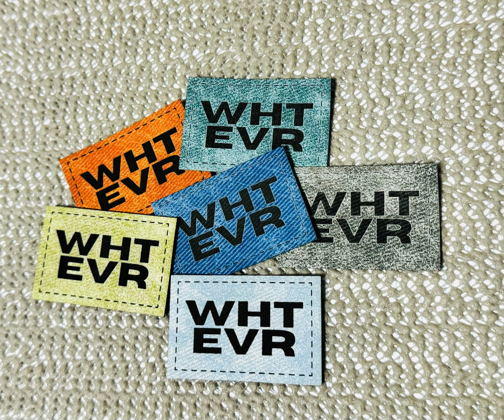 Label in Denim Optik in 6 Farben mit Spruch WHT EVR