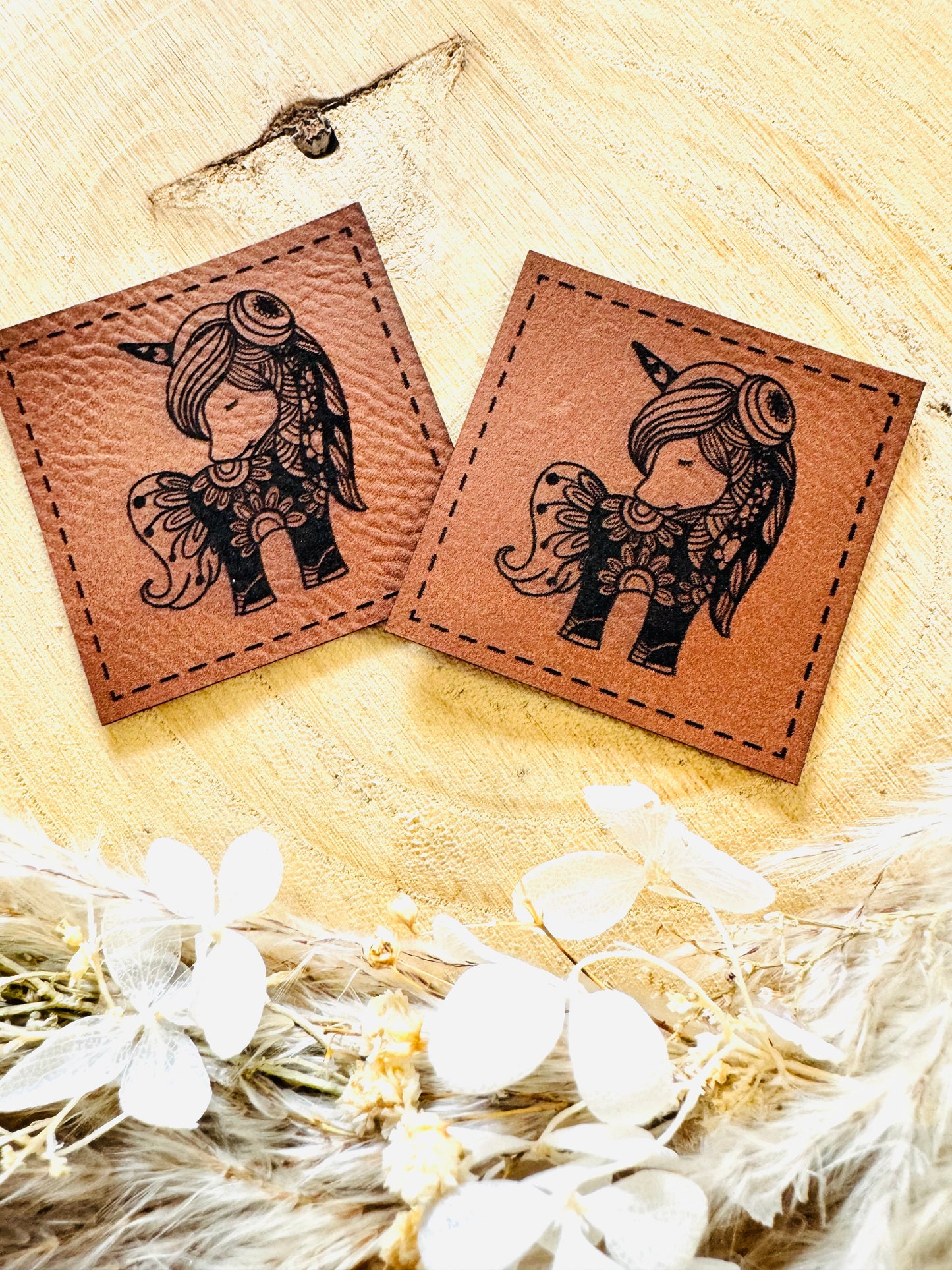 braunes kunstlederlabel mit einem kleinen einhorn mit kopfhörern abgebildet