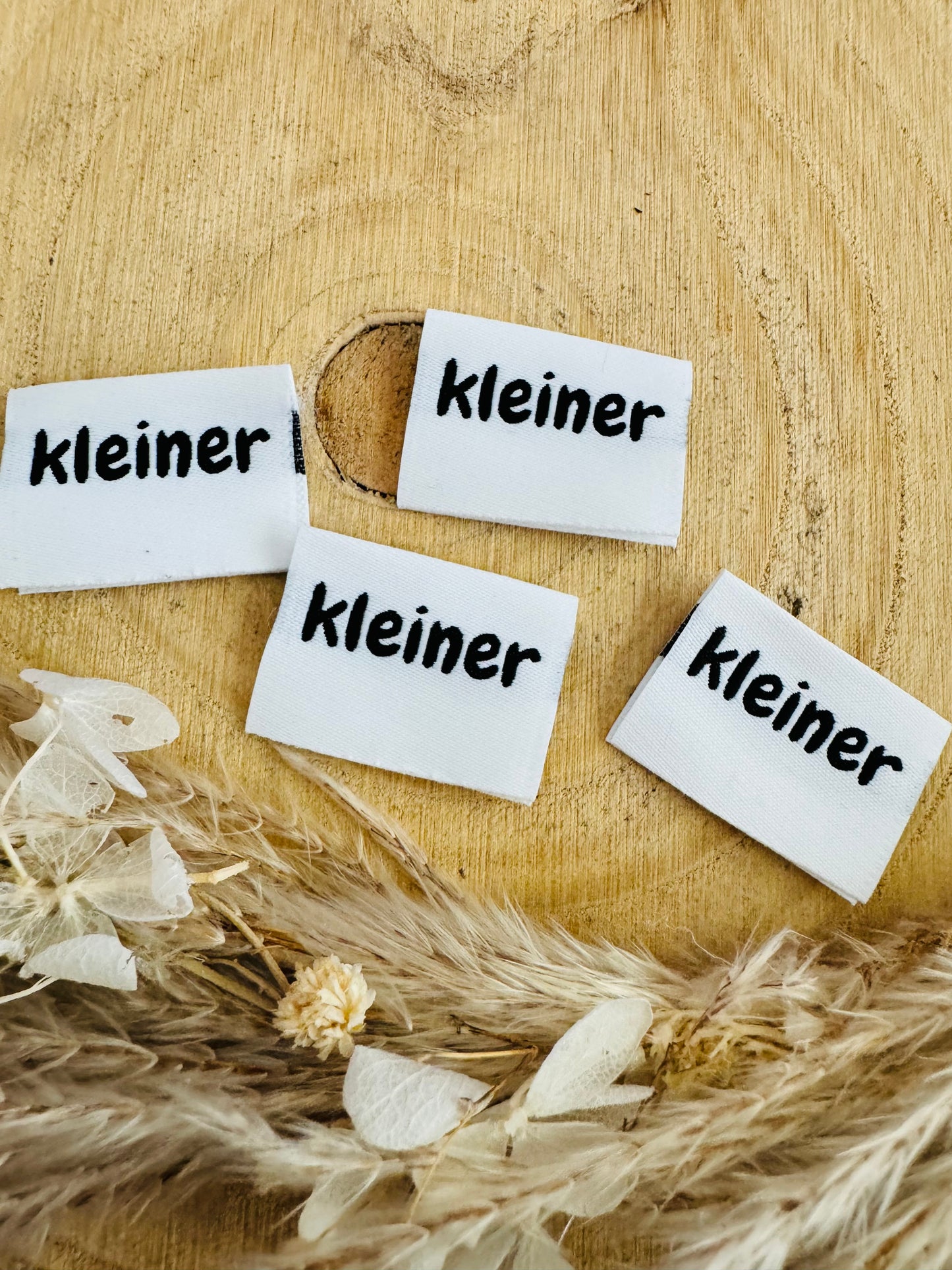 weisses weblabel mit Spruch kleiner in schwarzen Buchstaben