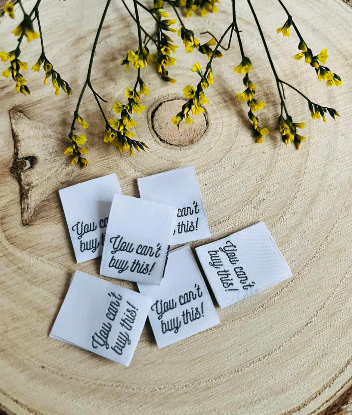 weisses Weblabel mit dem Spruch You can`t buy this Ausrufezeichen in schwarzer Schrift