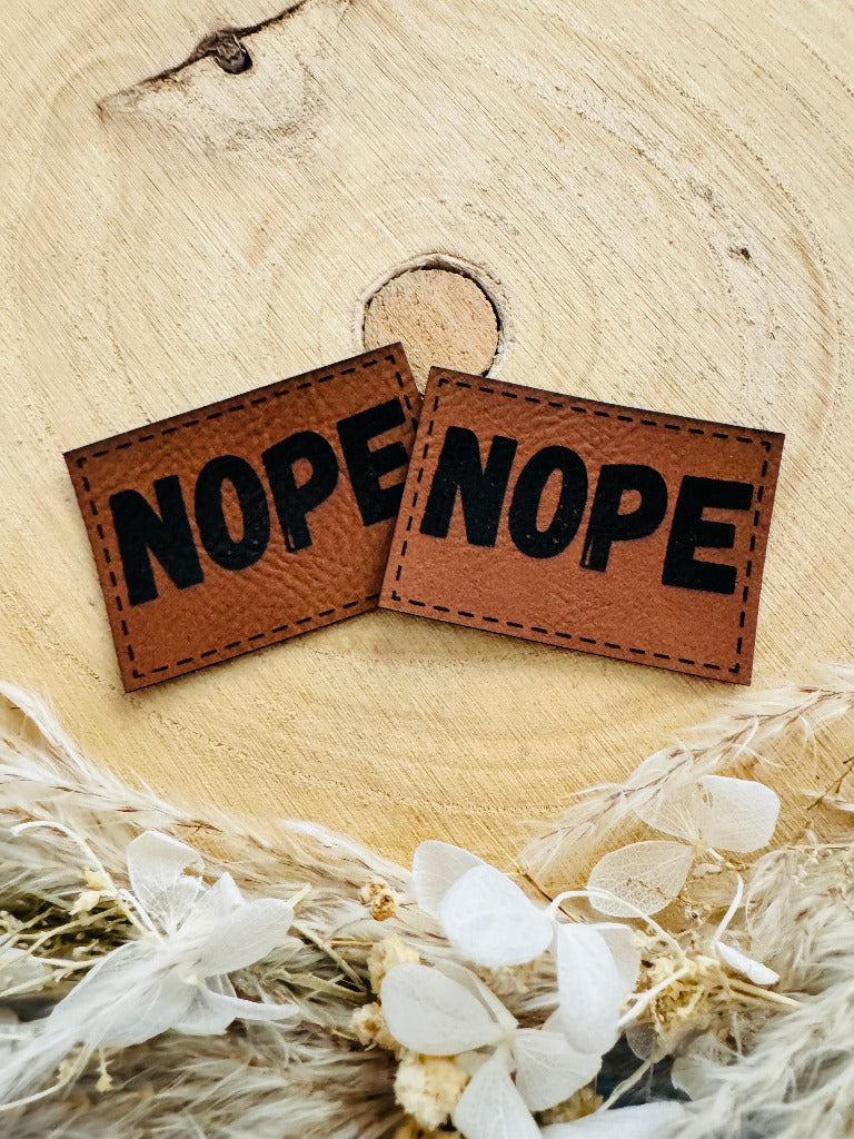 superweiches braunes Kunstlederlabel mit dem Spruch NOPE