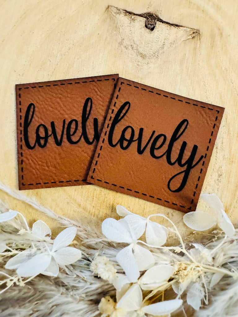 superweiches braunes Kunstlederlabel mit dem Wort lovely in schwarzer Schrift