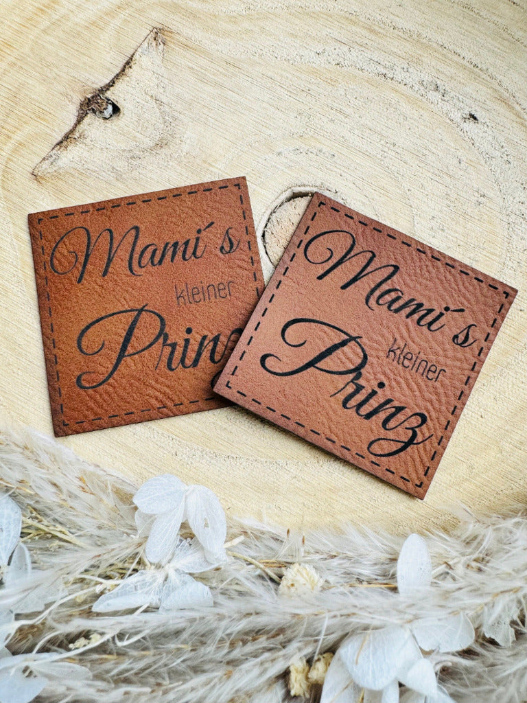 superweiches braunes Kunstlederlabel mit dem Spruch Mamas kleiner Prinz
