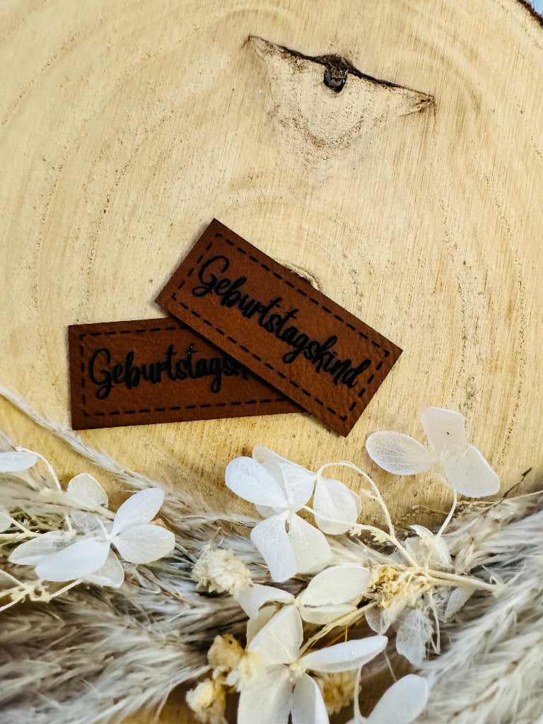 superweiches braunes Kunstlederlabel mit dem Spruch Geburtstagskind