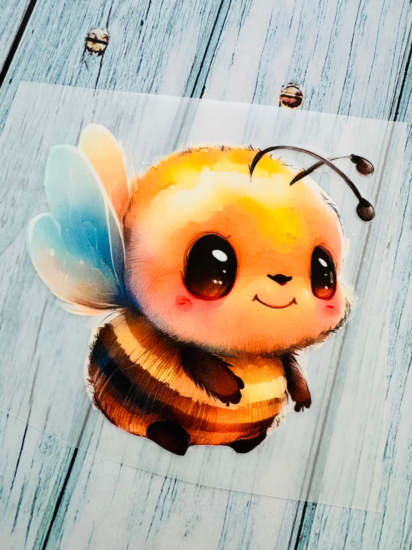 Buegelbild, dass im Dunkeln leuchtet mit einer kleine gelben biene