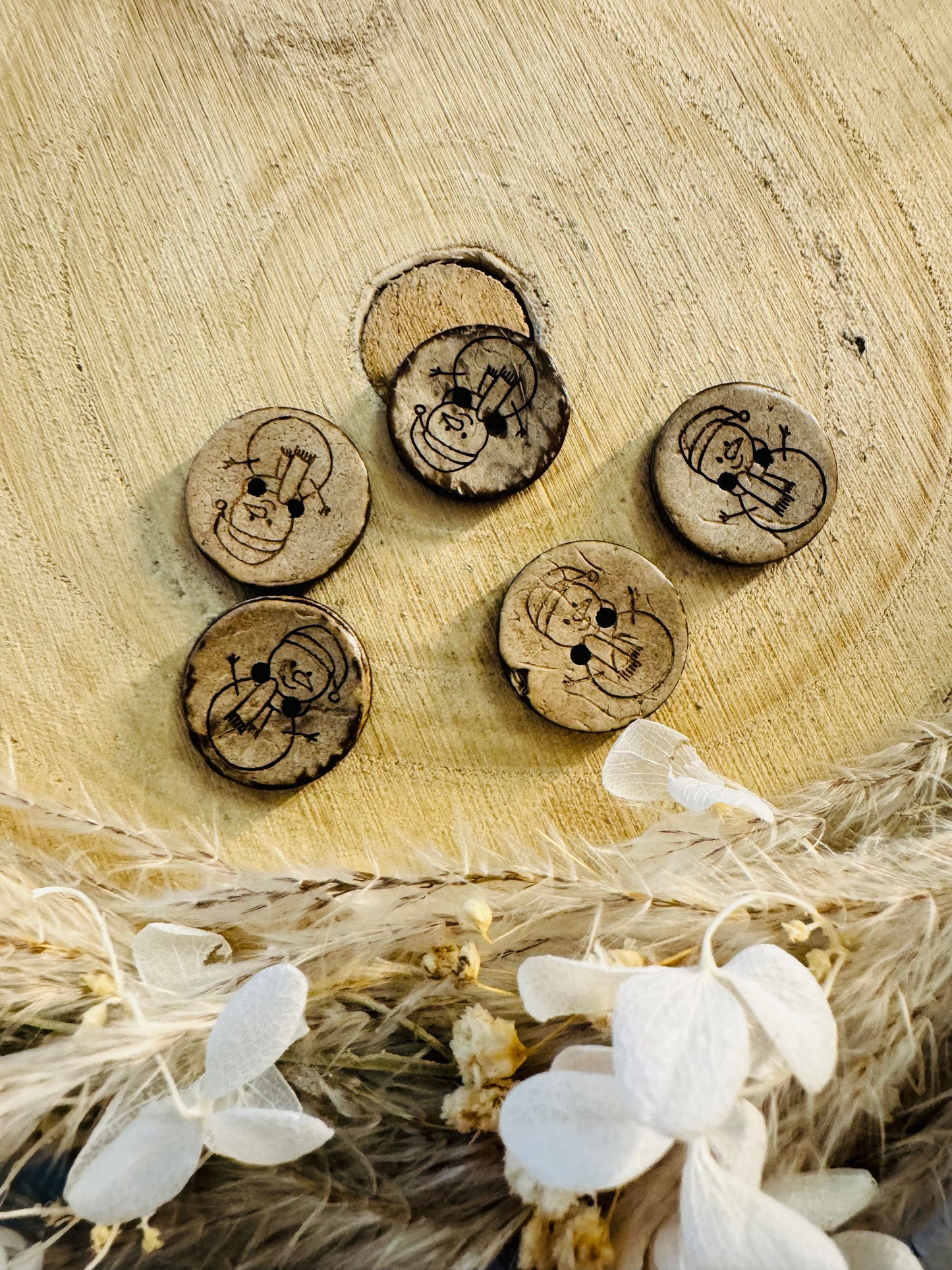 Kokosknopf rund mit einem Schneemnn abgebildet