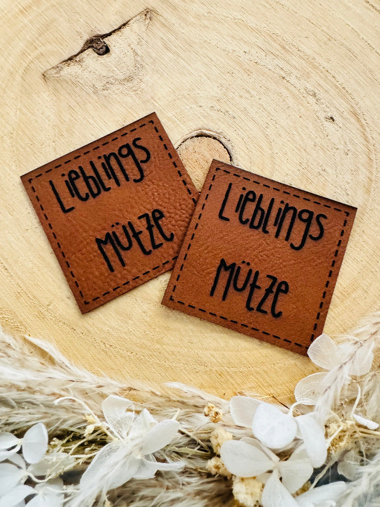 superweiches braunes Kunstlederlabel mit dem Spruch Lieblings Mütze