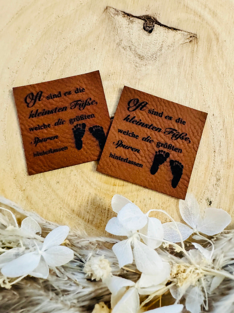 superweiches braunes PU-Label mit dem Spruch Oft sind es die kleinsten Füße, welche die größten Spuren hinterlasen
