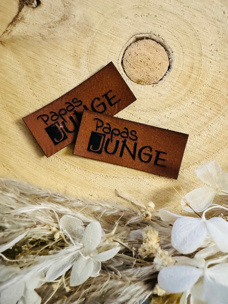 superweiches braunes Kunstlederlabel mit dem Spruch Papas Junge