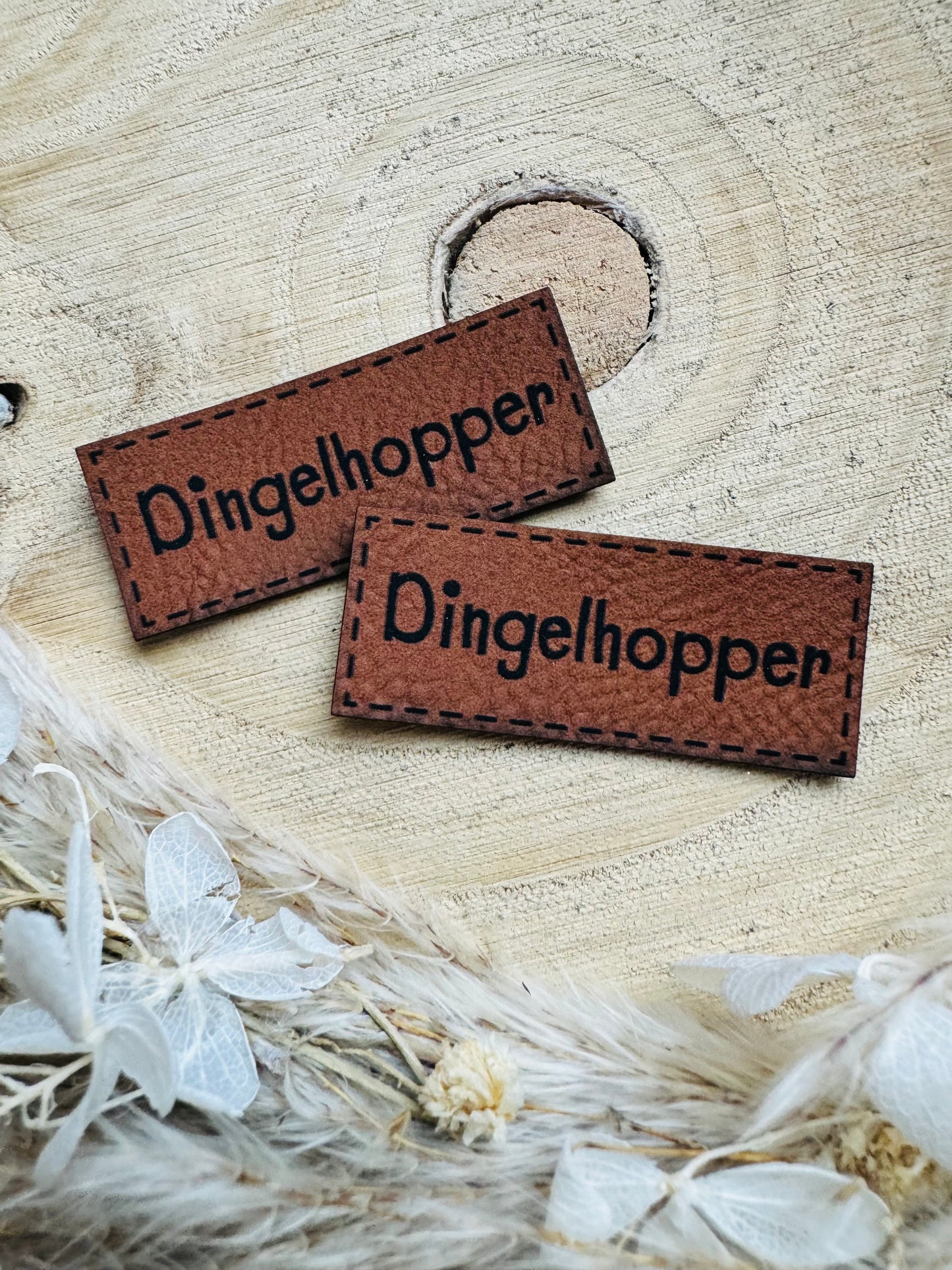 braunes Kunstlederlabel mit dem Spruch Dingelhopper